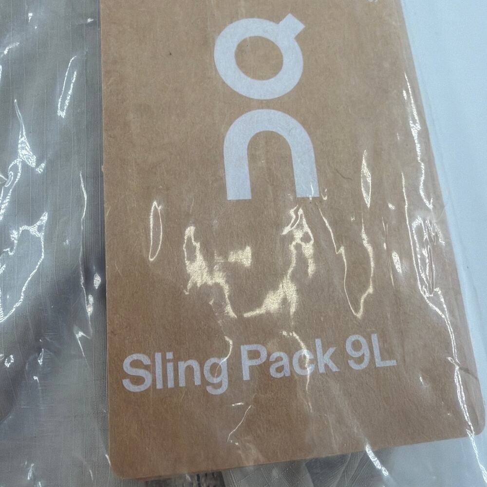 On Unisex Sand Black Sling Bag Pack 9L One Size - Picture 4 of 11